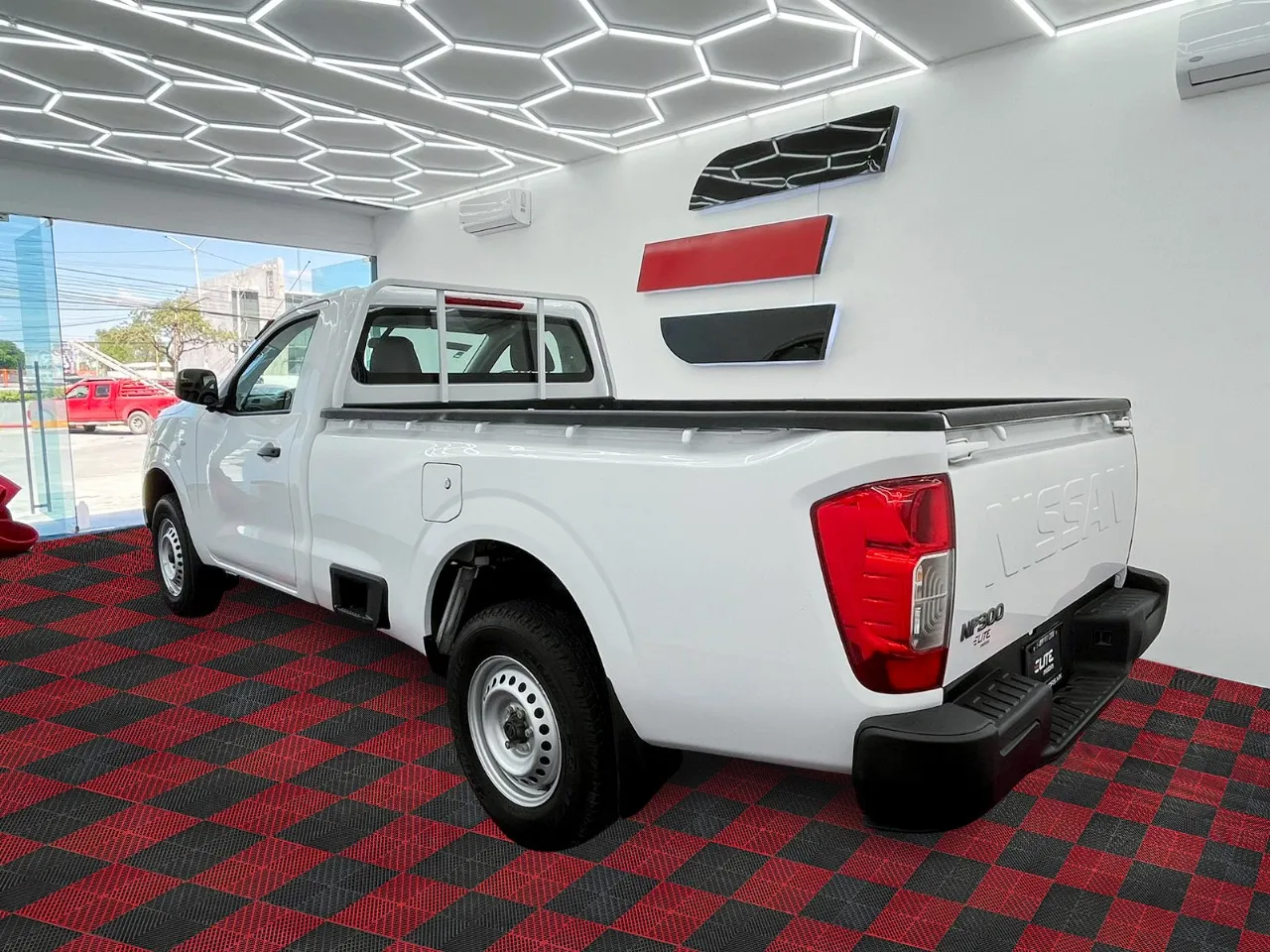 Nissan NP300 2025: 9 a partir de $450,000 MXN