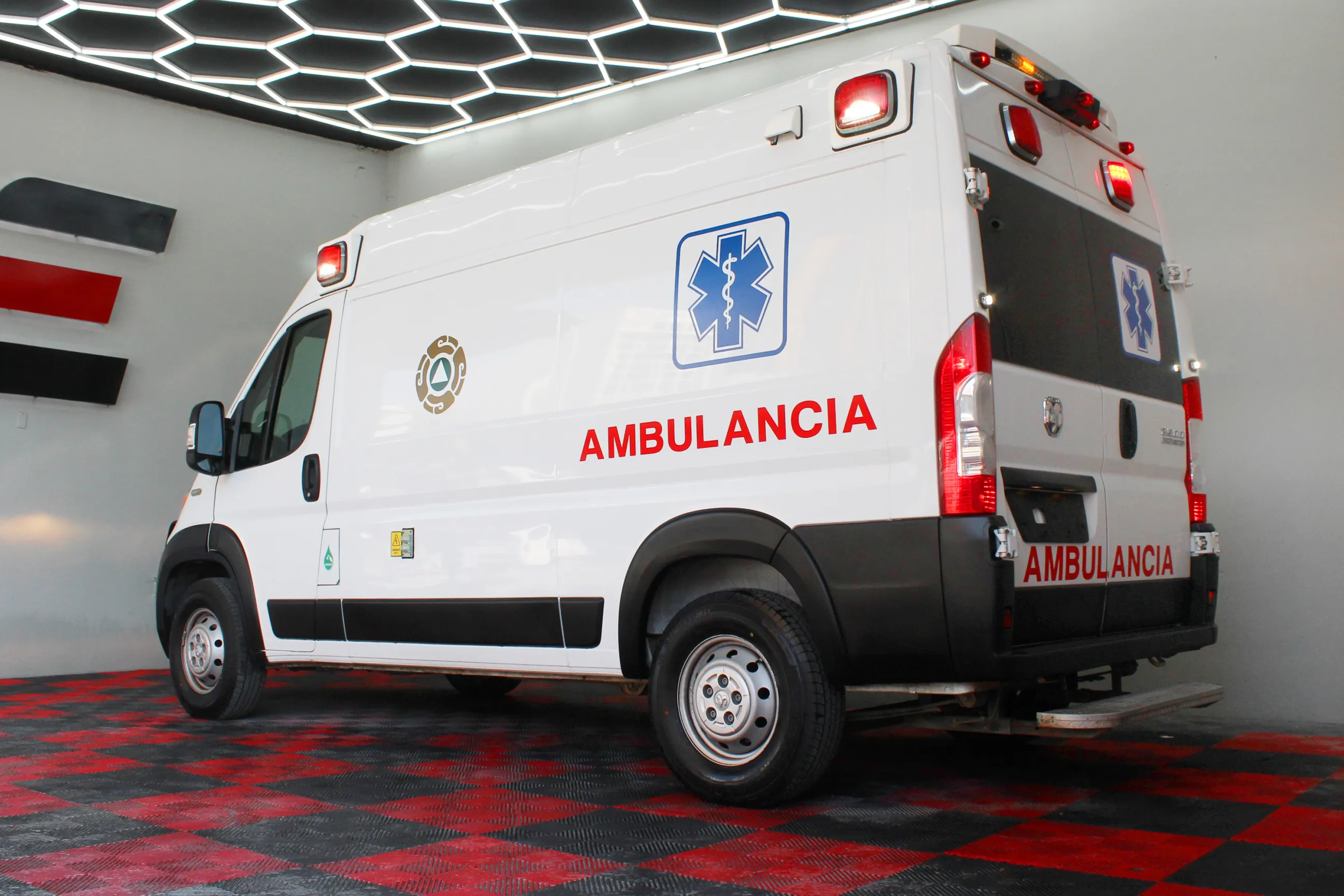 RAM Pro Master Ambulancia 2023